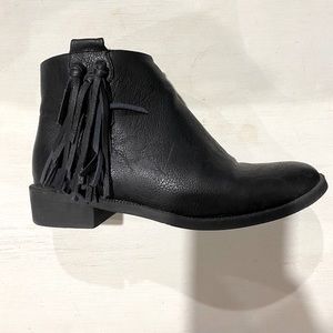 Black ankle boots with fringe/tassel